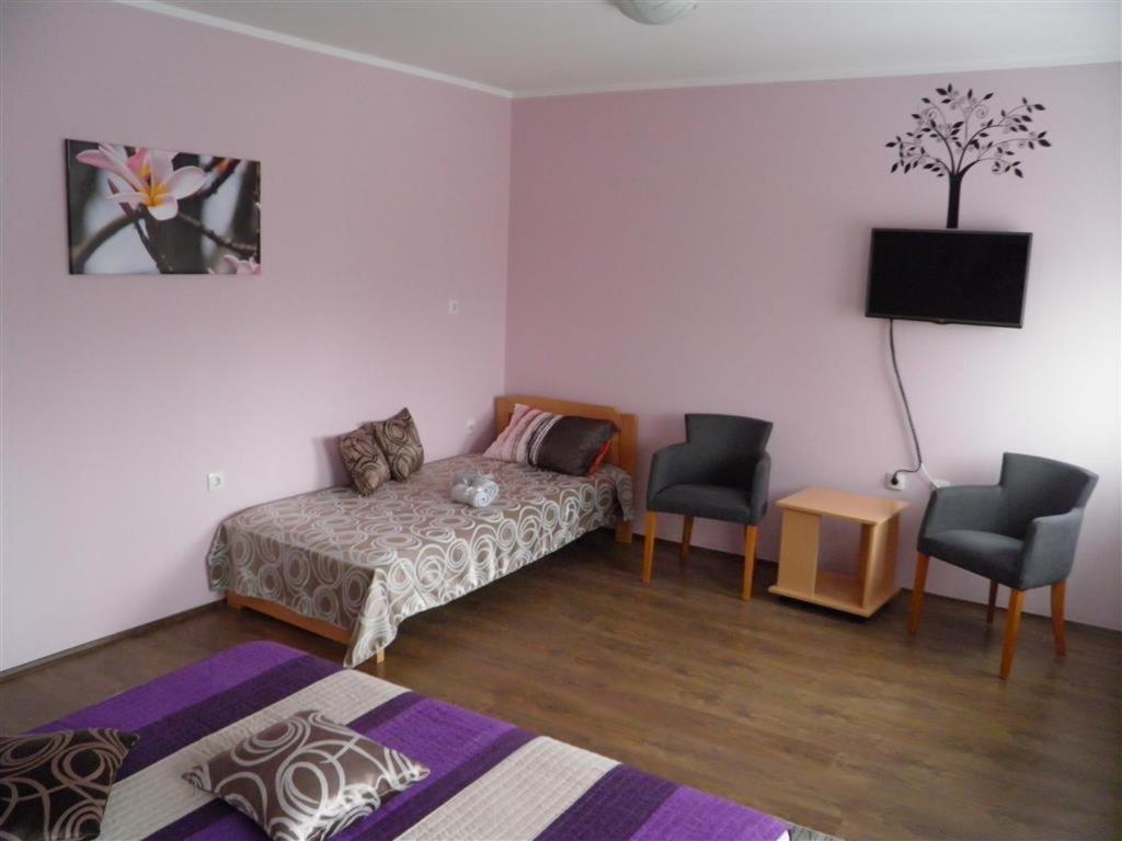 B&B Zmajevo Gnezdo 021 Sremska Kamenica Exterior foto