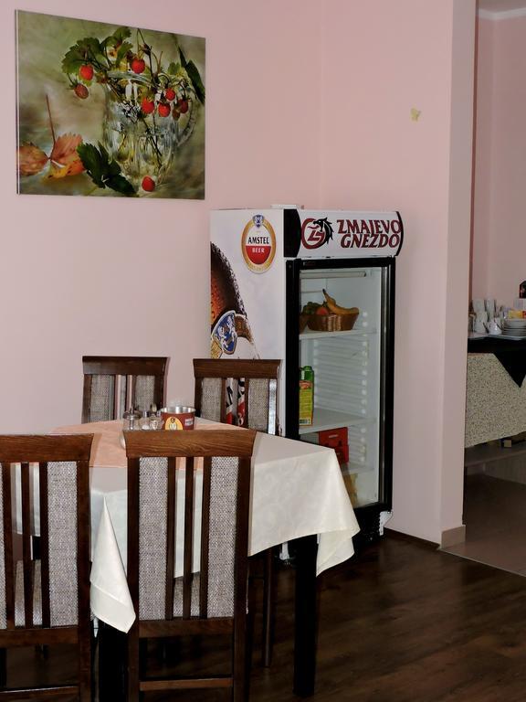 B&B Zmajevo Gnezdo 021 Sremska Kamenica Exterior foto